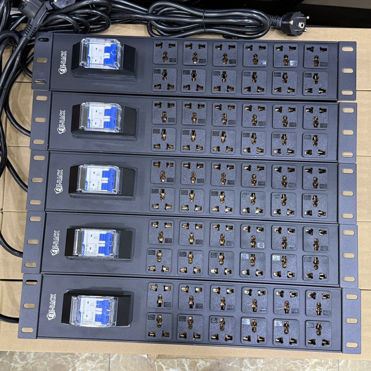 Thanh nguồn PDU 12 ổ cắm ngang đa năng 32A có kèm dây nguồn AR-P19M12C32CB2-2